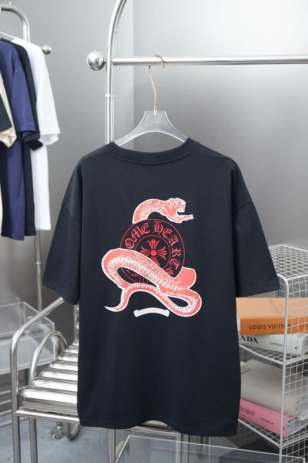 🅿️200 Ch*ome Hearte 25SS early spring new style Crow Heart Year of the Snake limited short-sleeved style Light luxury essential item for daily commuting for men and women Correct version Welcome to compare Detailed features · 320g 100% pure cotton double yarn jersey fabric · Custom dyed in the same cylinder, special thickened 32 count double-ply 1X1 thread · Year of the Snake limited edition print ➕ thick version letter logo · Double-needle sewing and cross-seam technology · Original main mark, washed tag, brand moisture-proof paper packaging Color: black/white Size: S/M/L/XL